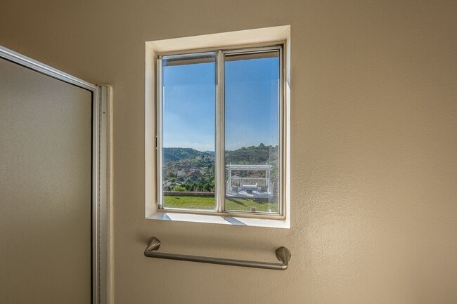 Building Photo - Fully furnished Canyon View 5 Bed Single Family