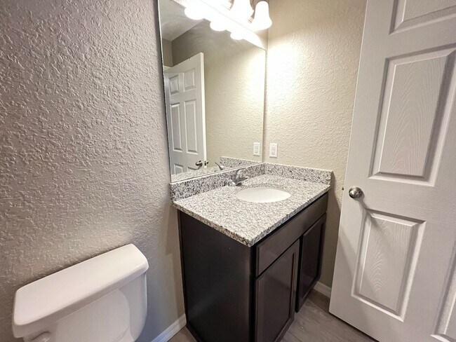 Building Photo - Charming 2-Bedroom, 2-Bathroom Rental in the Heart of Ocala!