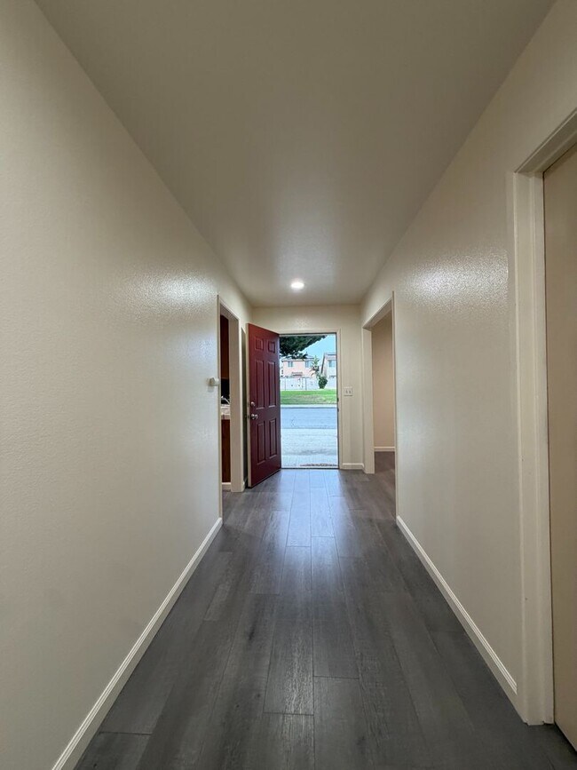 Building Photo - 745 Cedar Dr