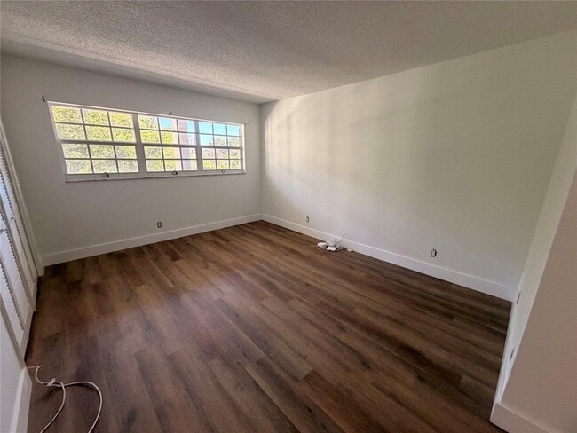 Building Photo - 605 Oaks Dr