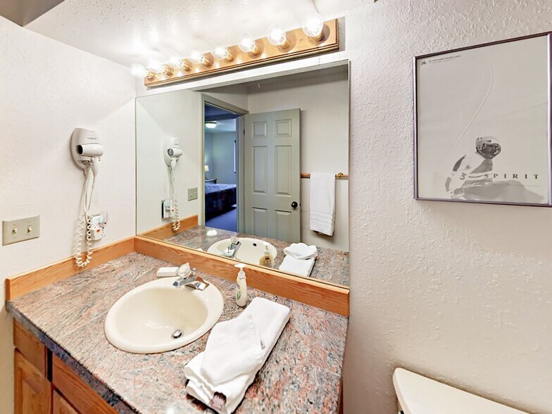 Building Photo - 8014 Sunnyoak Cir