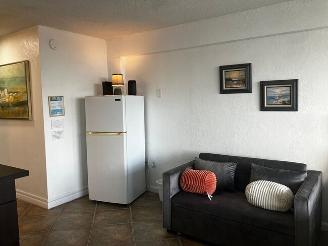 Building Photo - Furnished Beachside Studio Apartment