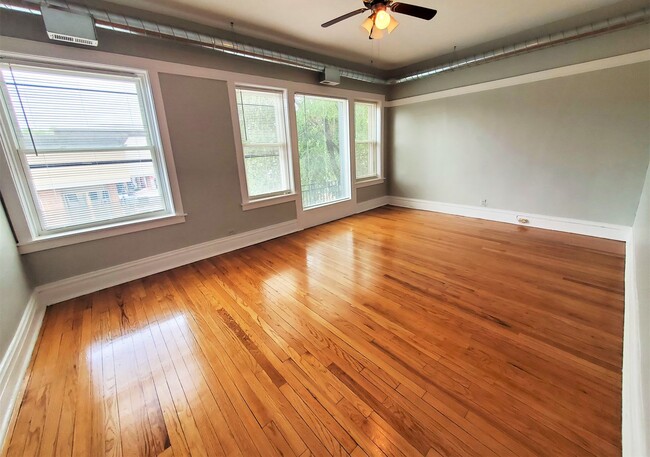 Primary Photo - 4239 N Lincoln Ave