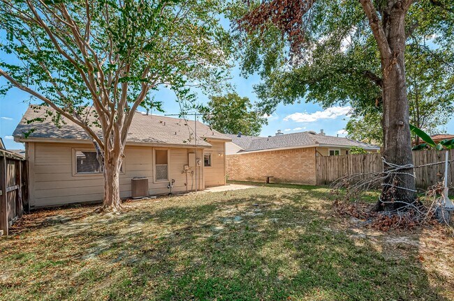 Building Photo - 7111 Village Lake Dr