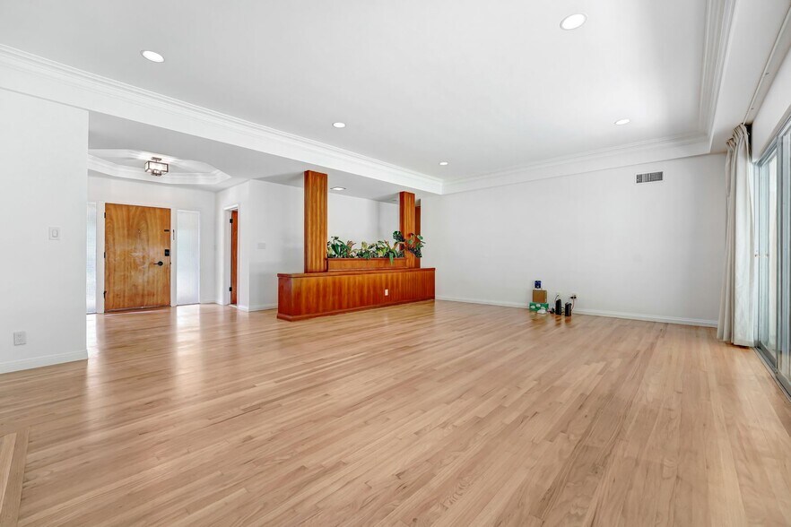 Building Photo - 555 Amalfi Dr