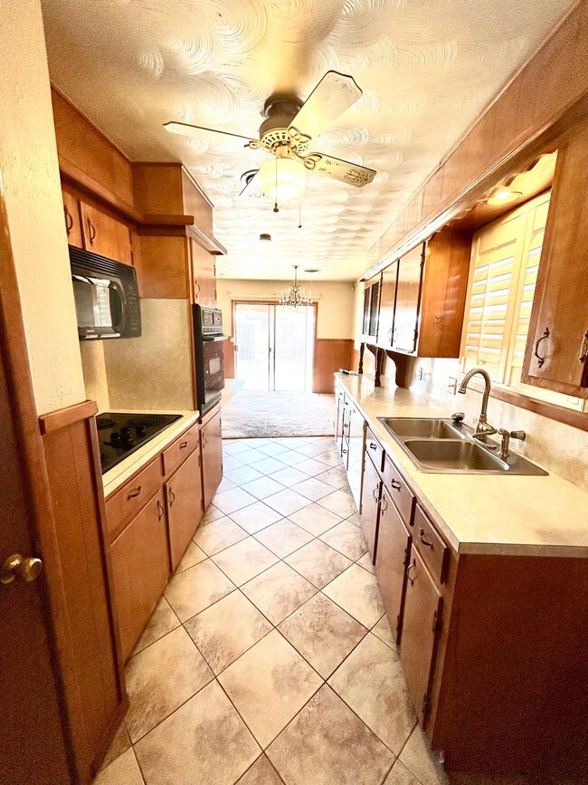 Building Photo - 3 bed 2 bath near the west loop Now available