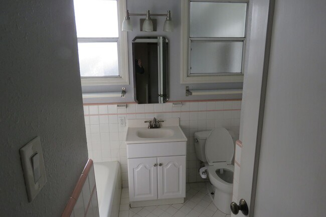 Building Photo - 2 Bedroom with VIEWS in Sunnyside Neighborhood