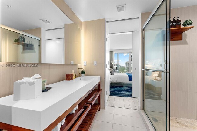 Building Photo - 3101 Bayshore Dr