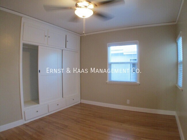 Building Photo - 215 E Scott St