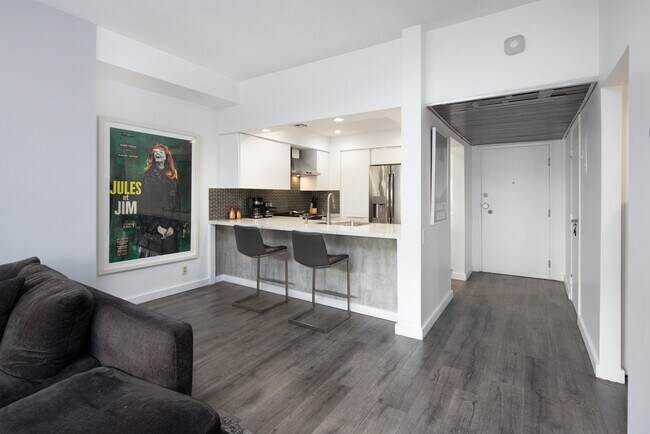 Building Photo - 7135 Hollywood Blvd