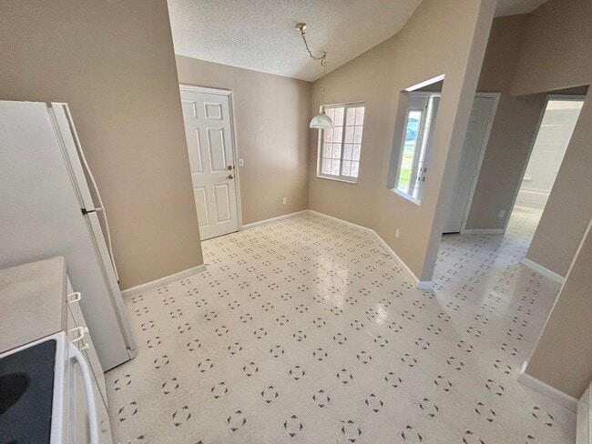 Building Photo - Ocala Palms - Welcome Home - In a age restricted 55+, golf course community