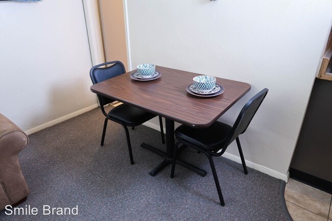 Building Photo - Studio, 1 bath Room For Rent - 510 E. Clark