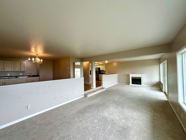 Building Photo - 600 S State St