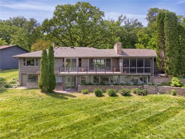 Building Photo - 3465 Deephaven Ave