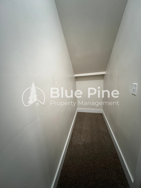 Building Photo - 323 Gladstone St