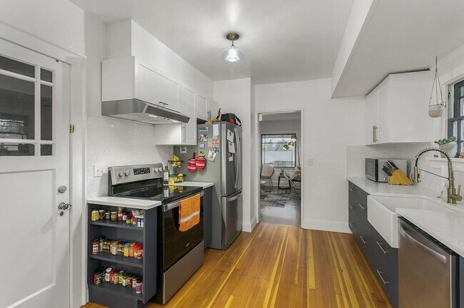 Building Photo - 3 bedroom, 2 bath gorgeous home now available by Mt. Tabor Park in SE Portland!