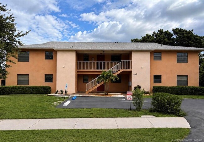 Building Photo - 615 NW Oleander St