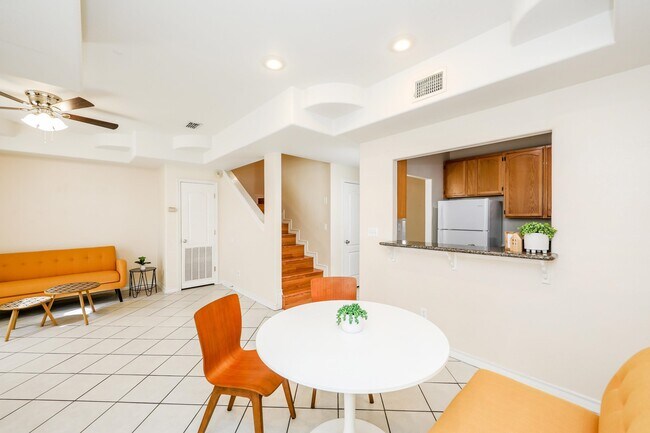 Building Photo - 1000 Ranchway Dr