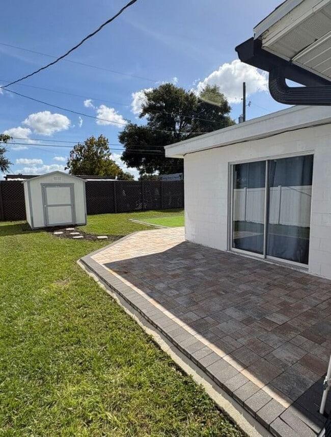 Building Photo - 3 Bedrooms on a fenced back yard and a sou...