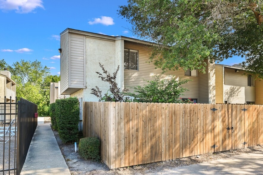 Building Photo - 1902 Dartmouth St