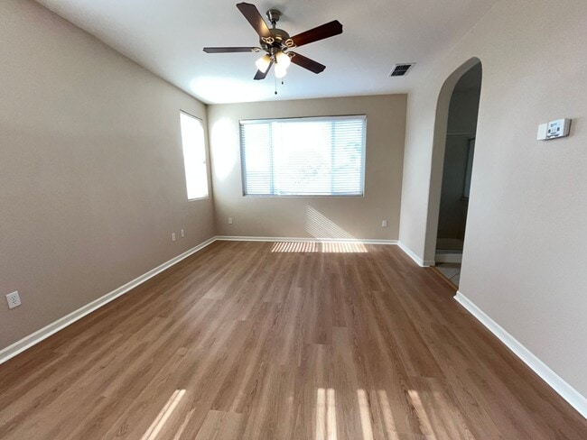 Building Photo - Charming 4BR/3BA/1921SF - Tenant Pays $195...