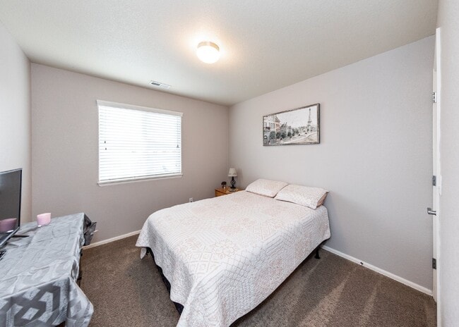 Building Photo - Spacious townhome with low maintenance.