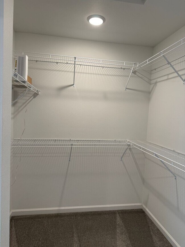 Building Photo - Hillsboro Townhouse/Condo