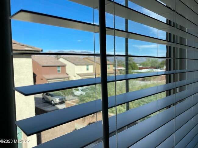 Building Photo - 1127 E Cairn St