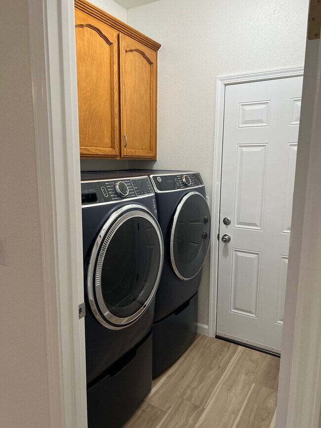 Building Photo - Beautiful Family Home