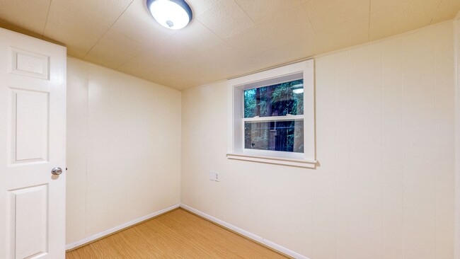 Building Photo - Cozy two bedroom one bath with large stora...