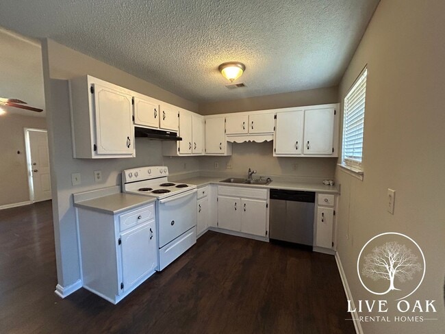 Building Photo - MOVE IN SPECIAL: $500 OFF 1ST MONTH'S RENT!**