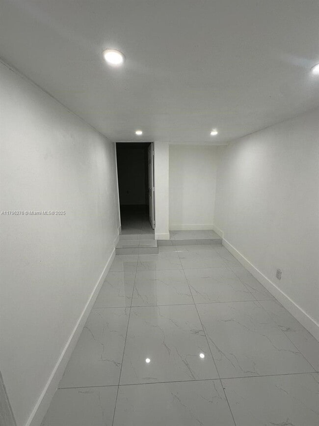 Building Photo - 215 W 44th St