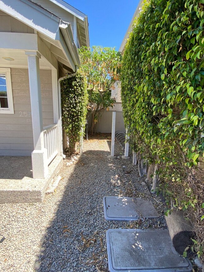 Building Photo - 6536 Del Playa Dr