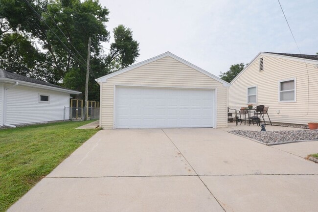 Building Photo - Ranch style apartment in duplex with finished basement space!