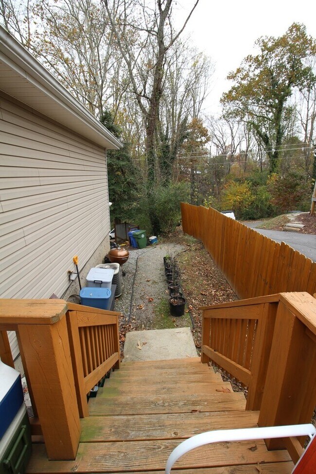 Building Photo - West AVL - Great apartment close to all th...
