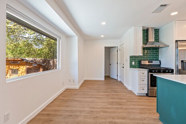 Building Photo - Beautifully Renovated East Austin Home with Large Fenced Yard
