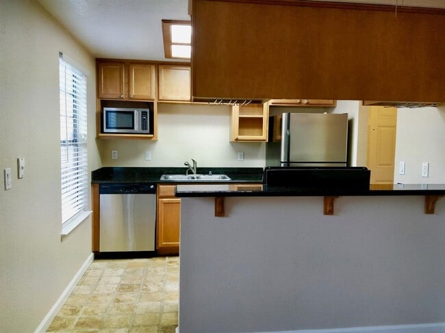 Building Photo - Spacious Condo Near Mall & Freeway