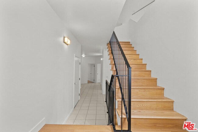 Building Photo - 3665 Alta Mesa Dr
