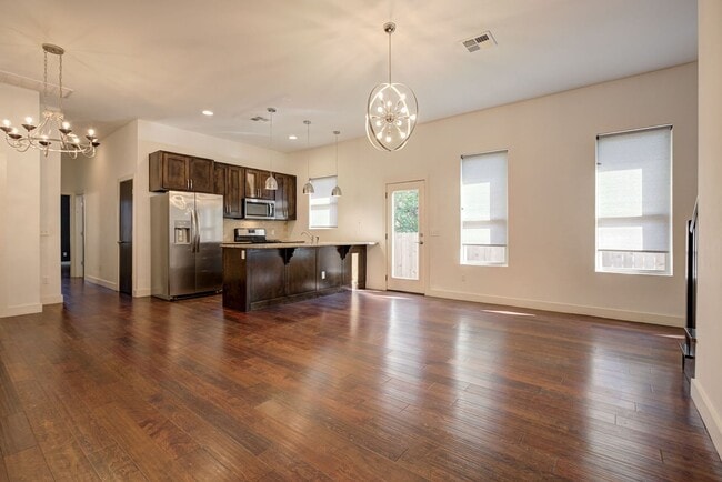 Building Photo - Modern 3-Bedroom Duplex Near OU Health Center and Okana Resort