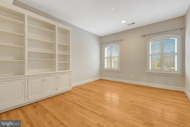 Building Photo - 229 Locust St SE