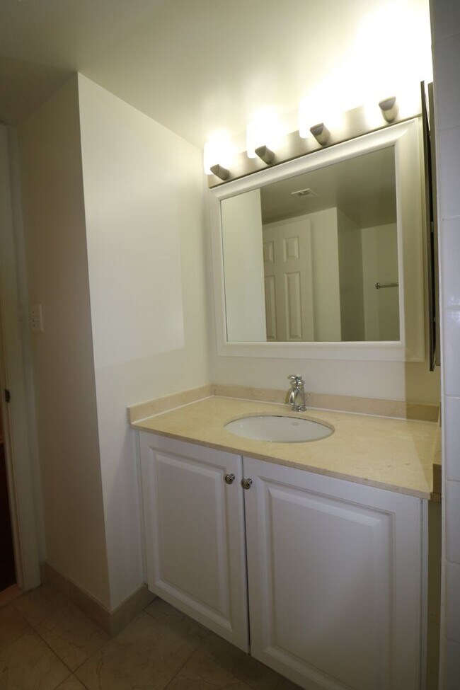 Building Photo - Spacious 2BD/1BA Condo with Glorious Views!