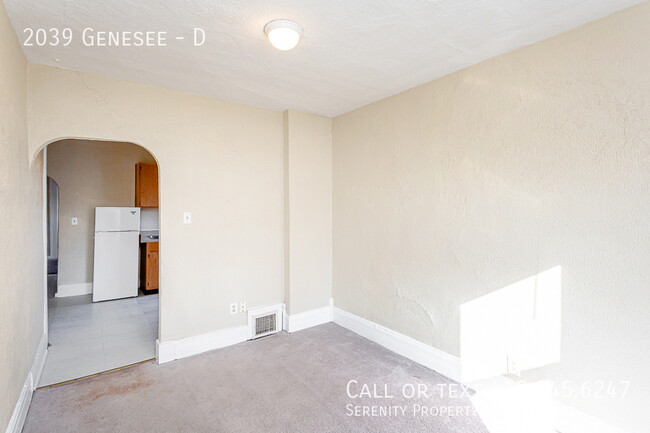 Building Photo - ?? No Blarney—This Apartment is a Real Tre...