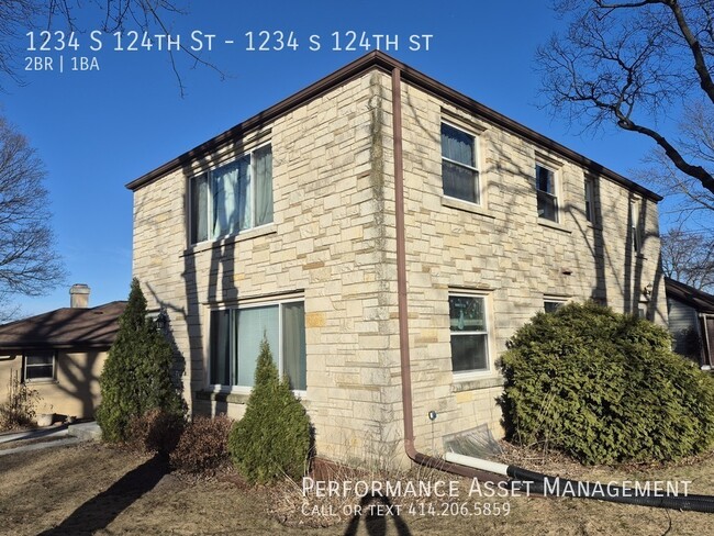 Building Photo - Charming 2BD/1BA West Allis Upper Unit