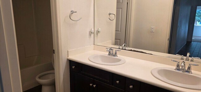 Building Photo - Beautiful Solar Home in Jurupa Valley Available Now!