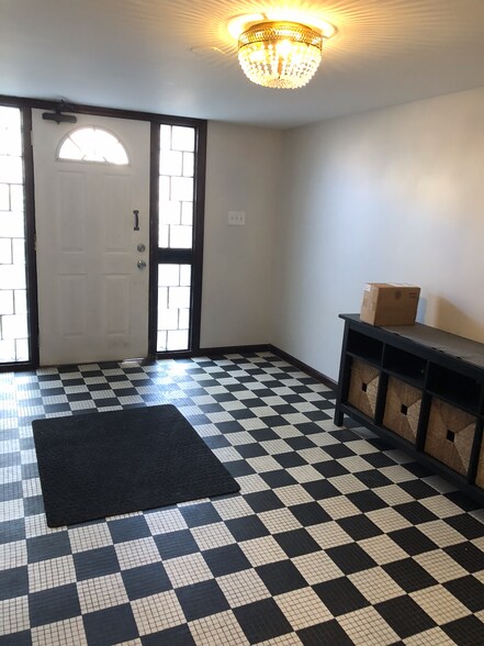 Building entry - 2338 N Avers Ave