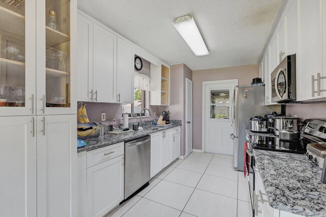 Building Photo - 15846 Country Lake Dr