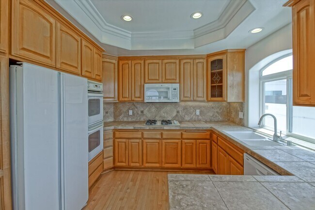 Building Photo - VERY BRIGHT, SPACIOUS & AIRY GOLDEN HILLS ...