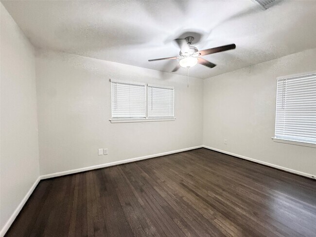 Building Photo - 523 Wisteria St