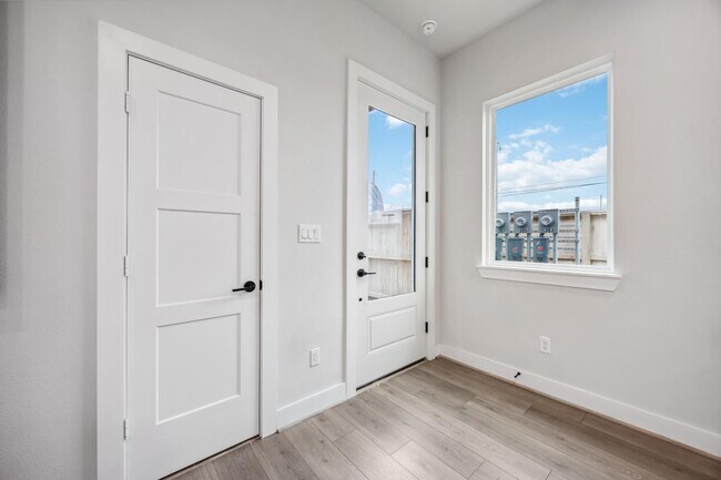 Building Photo - 303 Charlock St