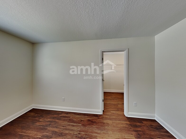 Building Photo - 216 Banyan Frst Dr